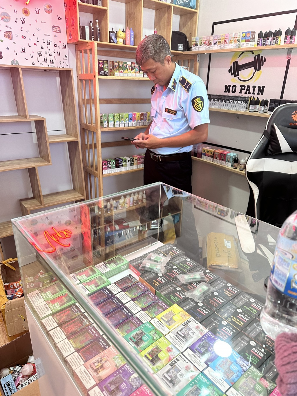 Quản lý thị trường Khánh Hòa kiểm tra một cơ sở kinh doanh thuốc lá điện tử nhập lậu