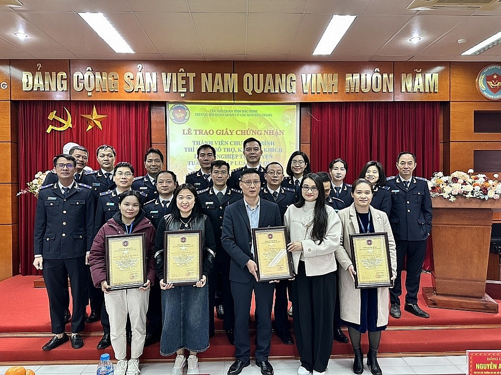 Chi cục Hải quan quản lý các khu công nghiệp Bắc Giang tổ chức trao Giấy chứng nhận thành viên cho 4 doanh nghiệp.