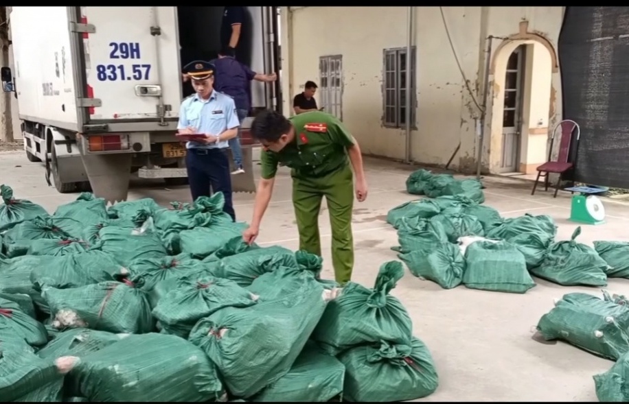 Lạng Sơn bắt giữ 7 tấn thực phẩm đông lạnh không rõ nguồn gốc