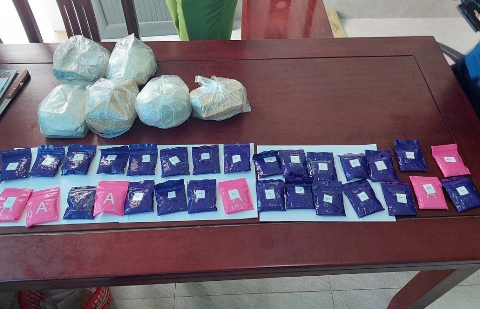 Nghệ An bắt đối tượng vận chuyển 6 bánh và 6.000 viên ma túy