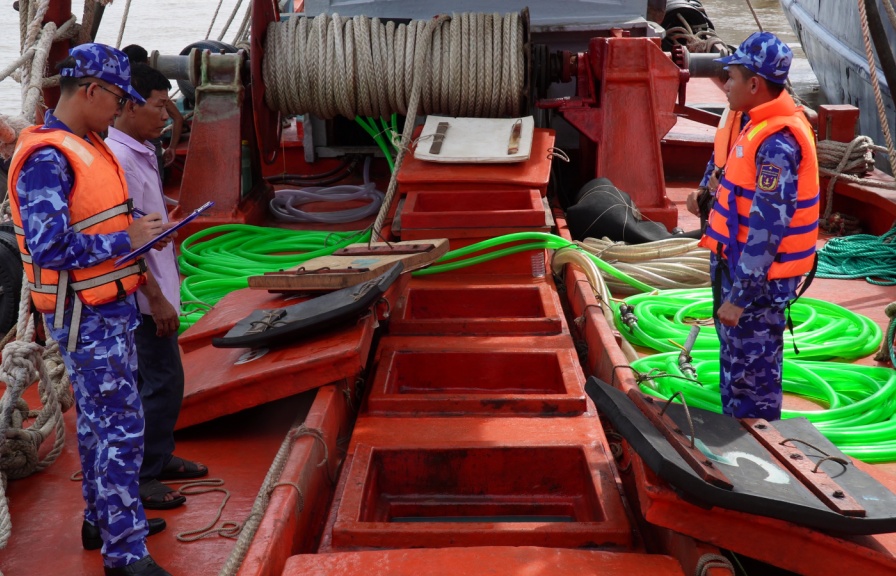 Cảnh sát biển bắt giữ tàu vận chuyển khoảng 200.000 lít dầu DO trái phép