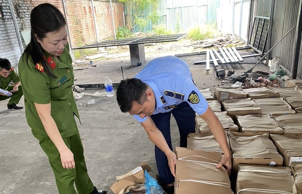 Hà Nội: Tạm giữ 105 thùng chân giò lợn có dấu hiệu nhập lậu