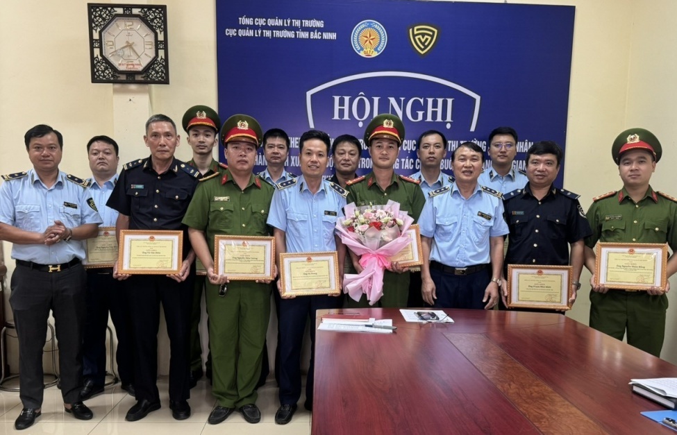 3 cá nhân thuộc Hải quan Bắc Ninh được tặng Giấy khen về thành tích bắt thuốc lá điện tử