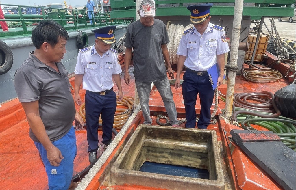 Cảnh sát biển bắt giữ tàu vận chuyển dầu DO trái phép