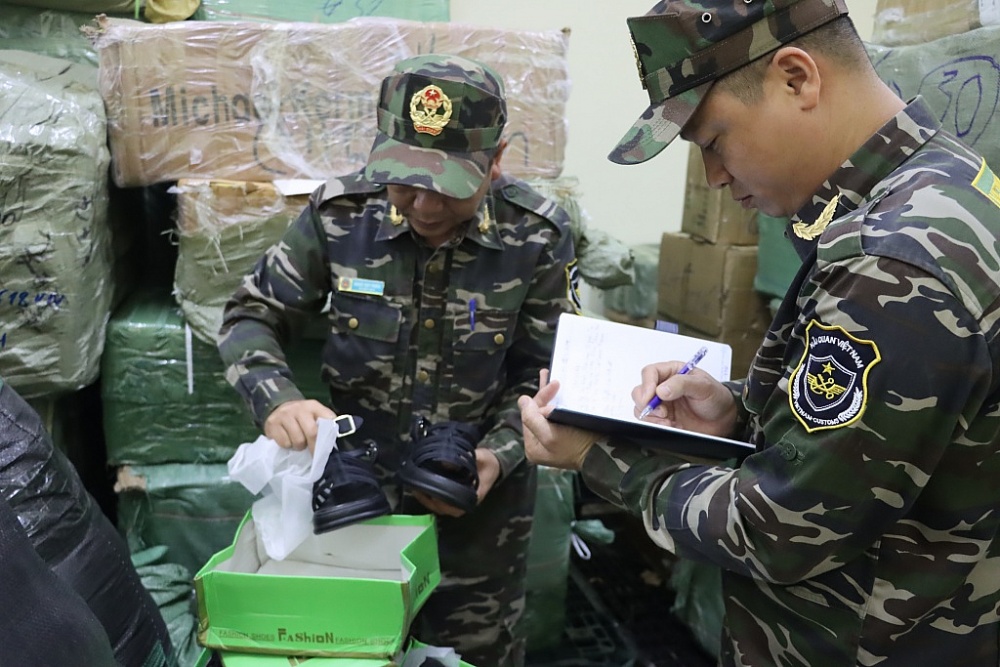Lực lượng kiểm soát Hải quan Quảng Ninh kiểm tra tang vật vi phạm. Ảnh: Q.H