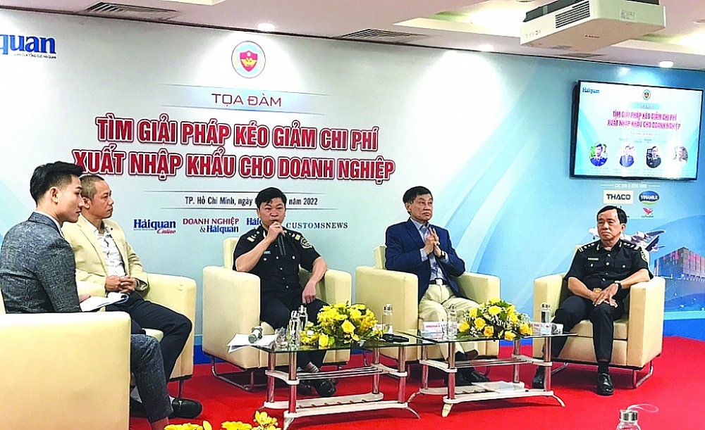 Các khách mời tham gia Tọa đàm “Tìm giải pháp kéo giảm chi phí xuất nhập khẩu cho doanh nghiệp” do Tạp chí Hải quan tổ chức tại TPHCM năm 2022.