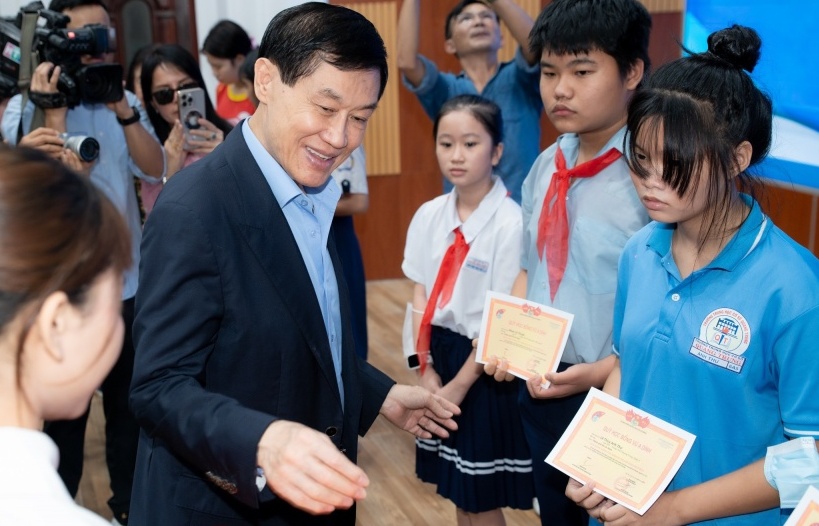 Ông Johnathan Hạnh Nguyễn trao học bổng trị giá 3,6 tỷ đồng cho học sinh, sinh viên vượt khó