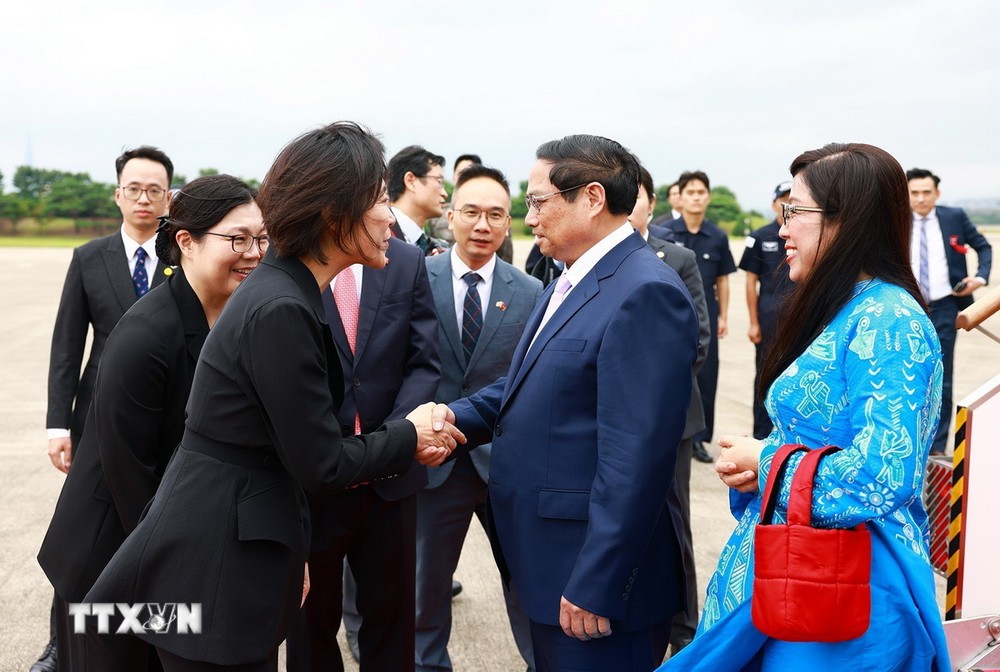 Quan chức Hàn Quốc đón Thủ tướng Phạm Minh Chính và Phu nhân tại Sân bay quân sự Seongnam, tỉnh Gyeonggi. (Ảnh: Dương Giang/TTXVN)