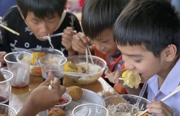 Đoàn Thanh niên Hải quan Quảng Ngãi mang bữa ăn dinh dưỡng cho trẻ em vùng cao