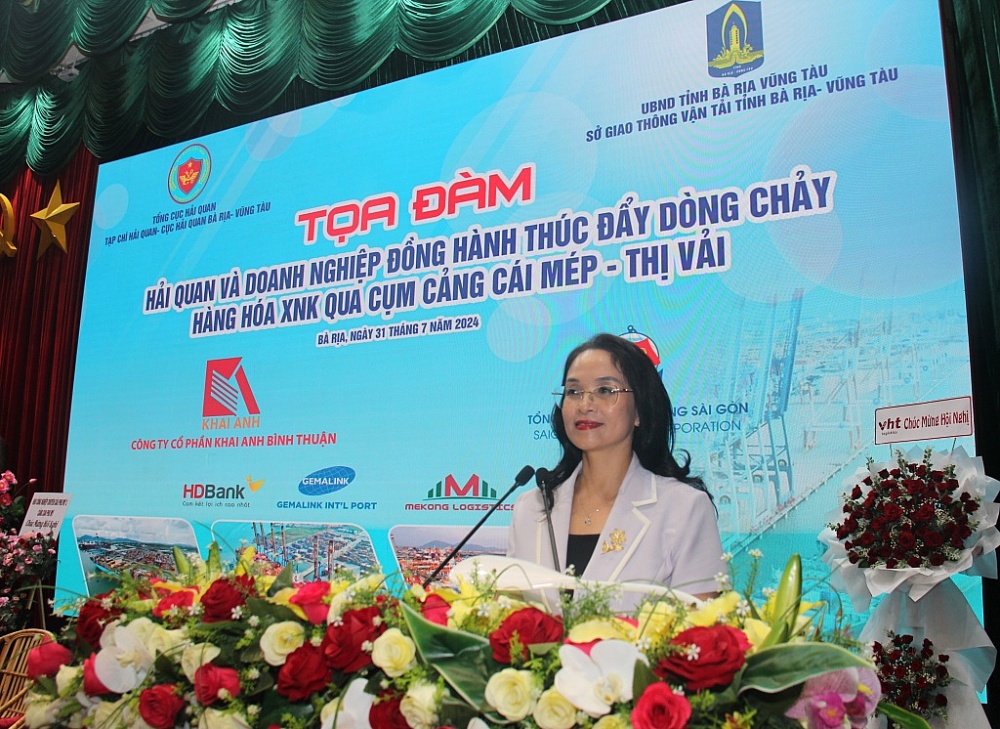 Bà Vũ Thị Ánh Hồng, Tổng Biên tập Tạp chí Hải quan phát biểu khai mạc tọa đàm. Ảnh: C.L