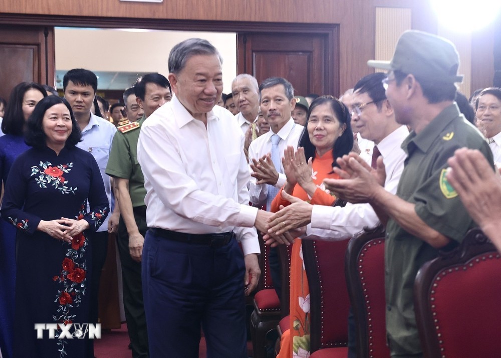 Chủ tịch nước Tô Lâm đến dự Ngày hội toàn dân bảo vệ an ninh Tổ quốc tại phường Cửa Đông. (Ảnh: Lâm Khánh/TTXVN)
