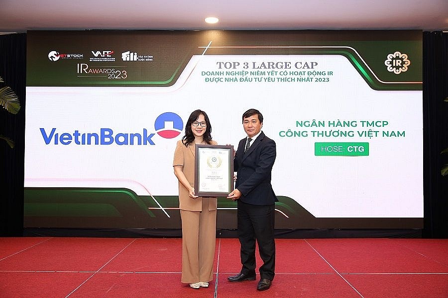 Đại diện VietinBank nhận giải thưởng Top 3 Doanh nghiệp niêm yết có hoạt động quan hệ nhà đầu tư yêu thích nhất 2023.