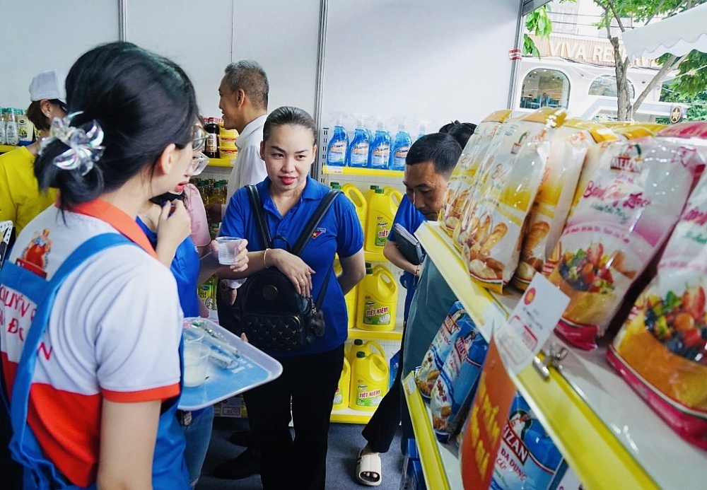 Người tiêu dùng mua sắm tại chương trình “Bán hàng lưu động - Bình ổn thị trường”  ngày 6/8/2024.