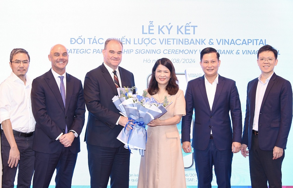 Bà Phạm Thị Thanh Hoài – Thành Viên HĐQT VietinBank chúc mừng lễ ký kết.