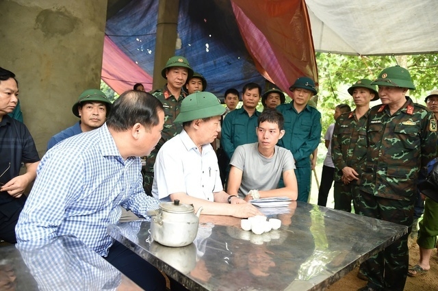 Phó Thủ tướng, Bộ trưởng Hồ Đức Phớc chia buồn cùng gia đình nạn nhân vụ sạt lở tại Hòa Bình