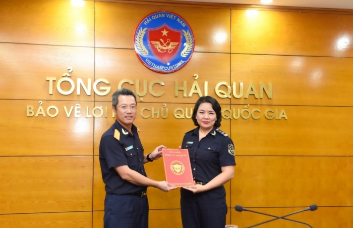 infographics qua trinh cong tac cua tan pho chanh van phong tong cuc hai quan truong thi thuy vinh