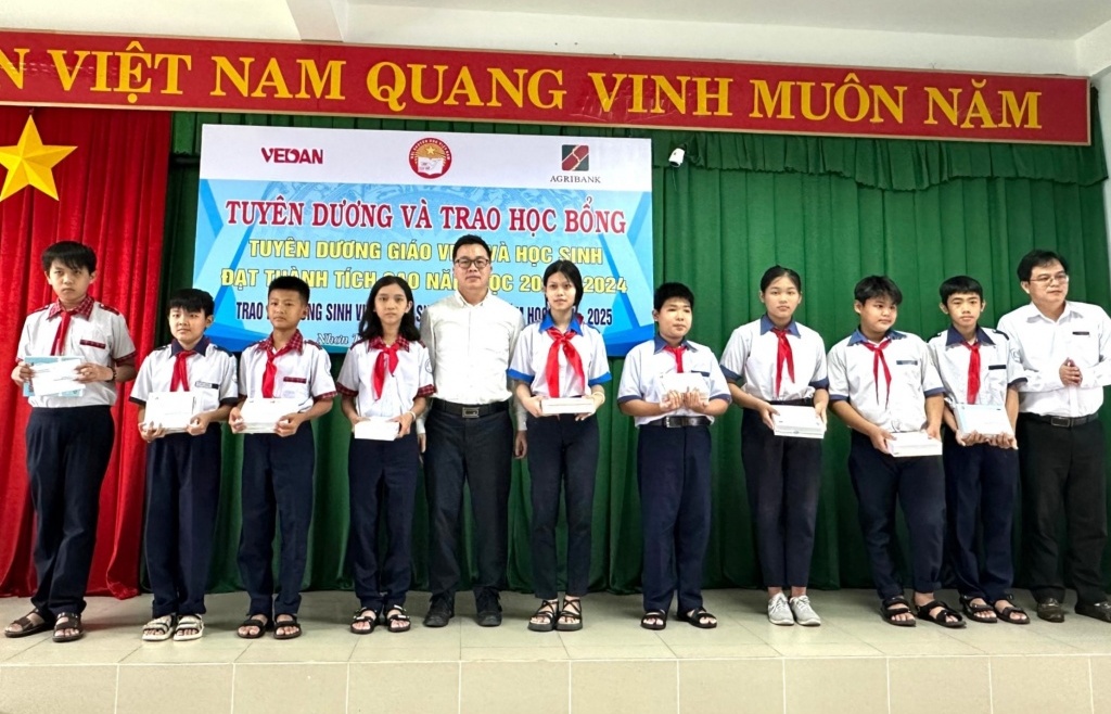 Vedan trao tặng nhà đại đoàn kết và học bổng cho học sinh