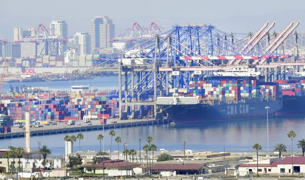 Hoạt động tại cảng hàng hóa Long Beach ở California, Mỹ. (Ảnh: AFP/TTXVN)