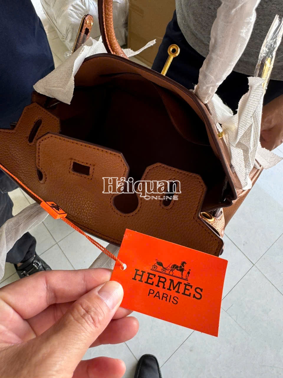 Bắt giữ hàng chục túi HERMÈS giả ngay tại cửa khẩu