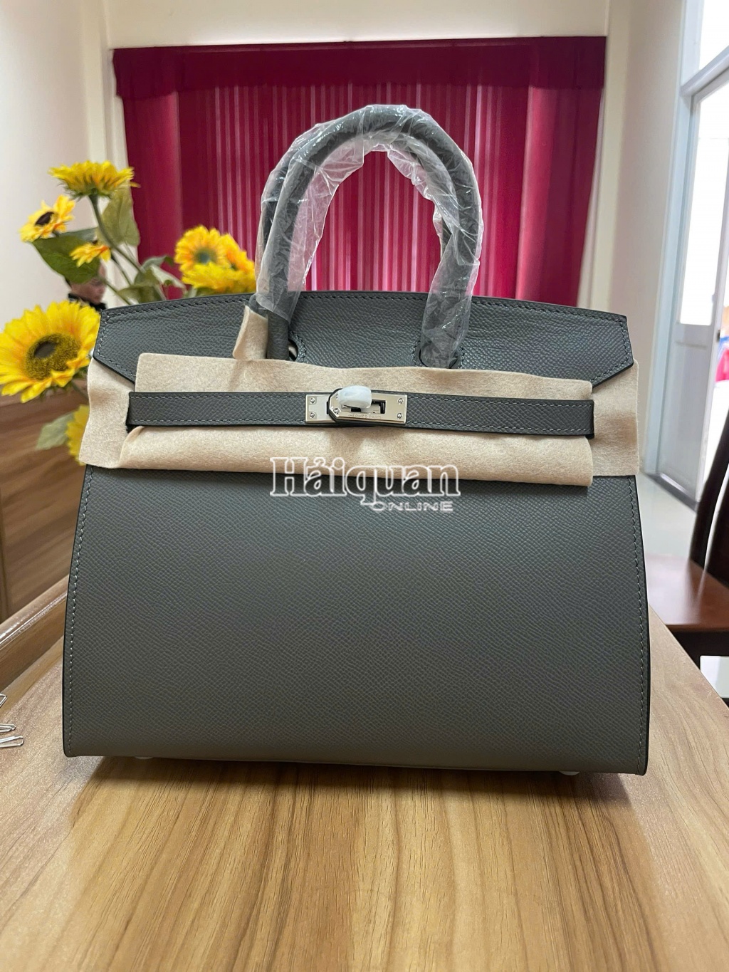 Bắt giữ hàng chục túi HERMÈS giả ngay tại cửa khẩu