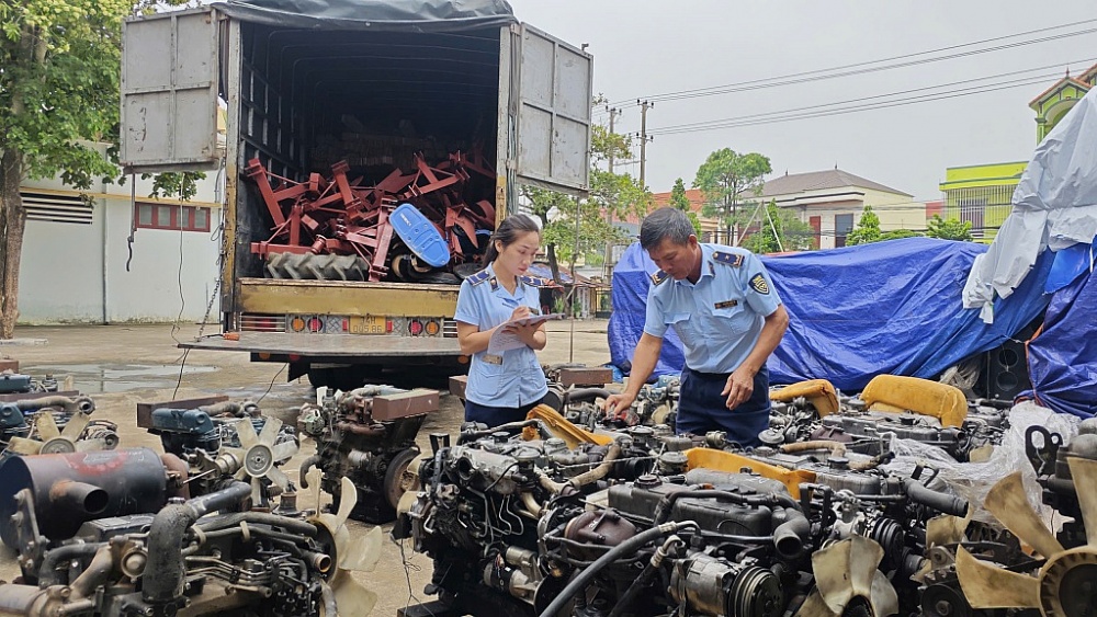 Lực lượng chức năng kiểm tra số động cơ đã qua sử dụng vi phạm.