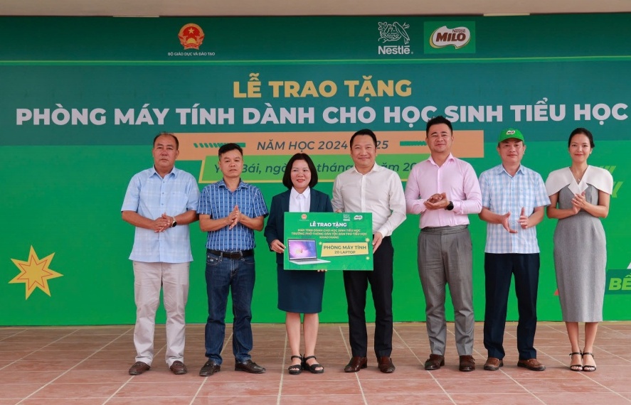 Nestlé MILO trao tặng máy tính cho các trường tiểu học vùng cao