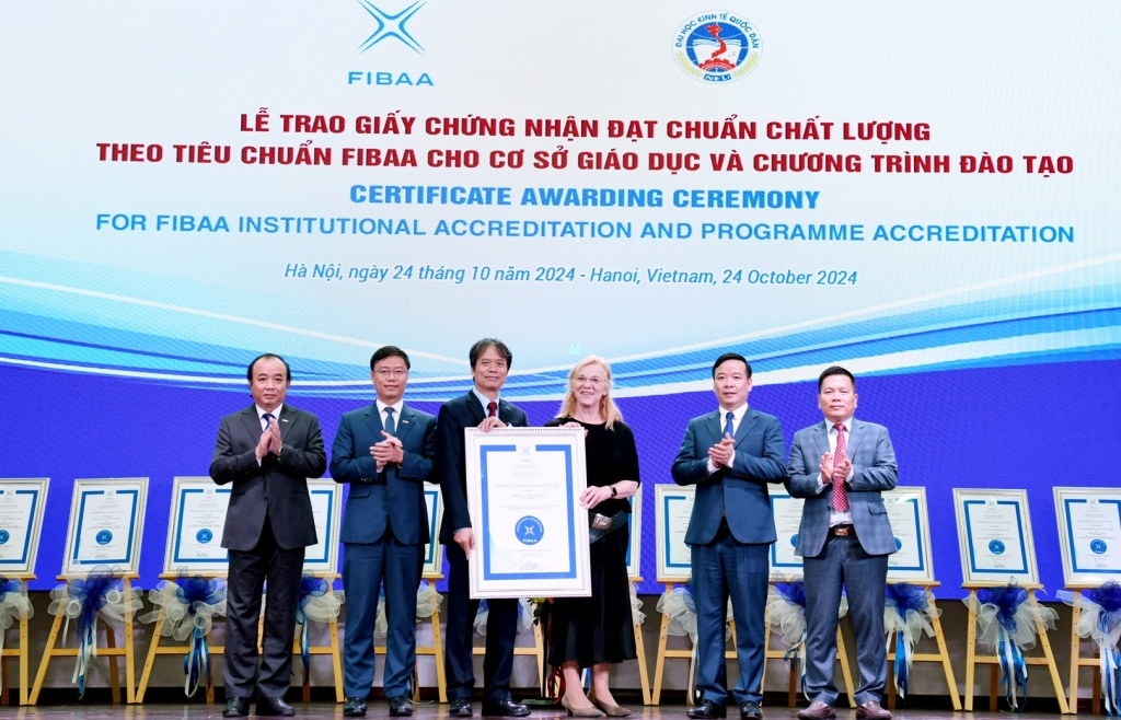 FIBAA trao chứng nhận đạt chuẩn về giáo dục cho Trường Đại học Kinh tế Quốc dân