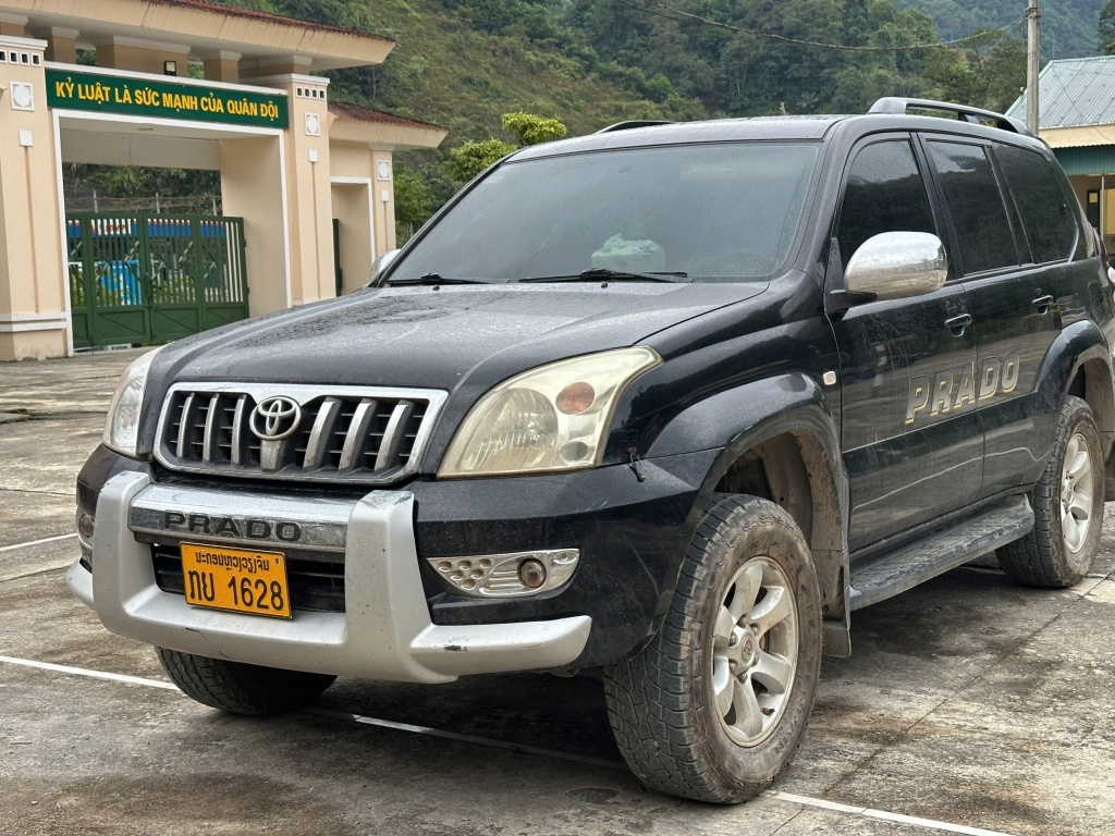 Chiếc xe ô tô Toyota Prado phương tiện di chuyển của các đối tượng.  Ảnh: Lê Thạch