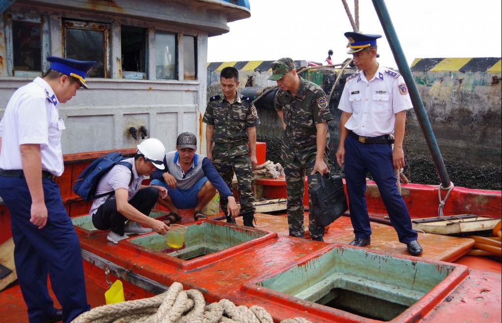 Nóng tình trạng vận chuyển trái phép xăng dầu trên biển Tây Nam