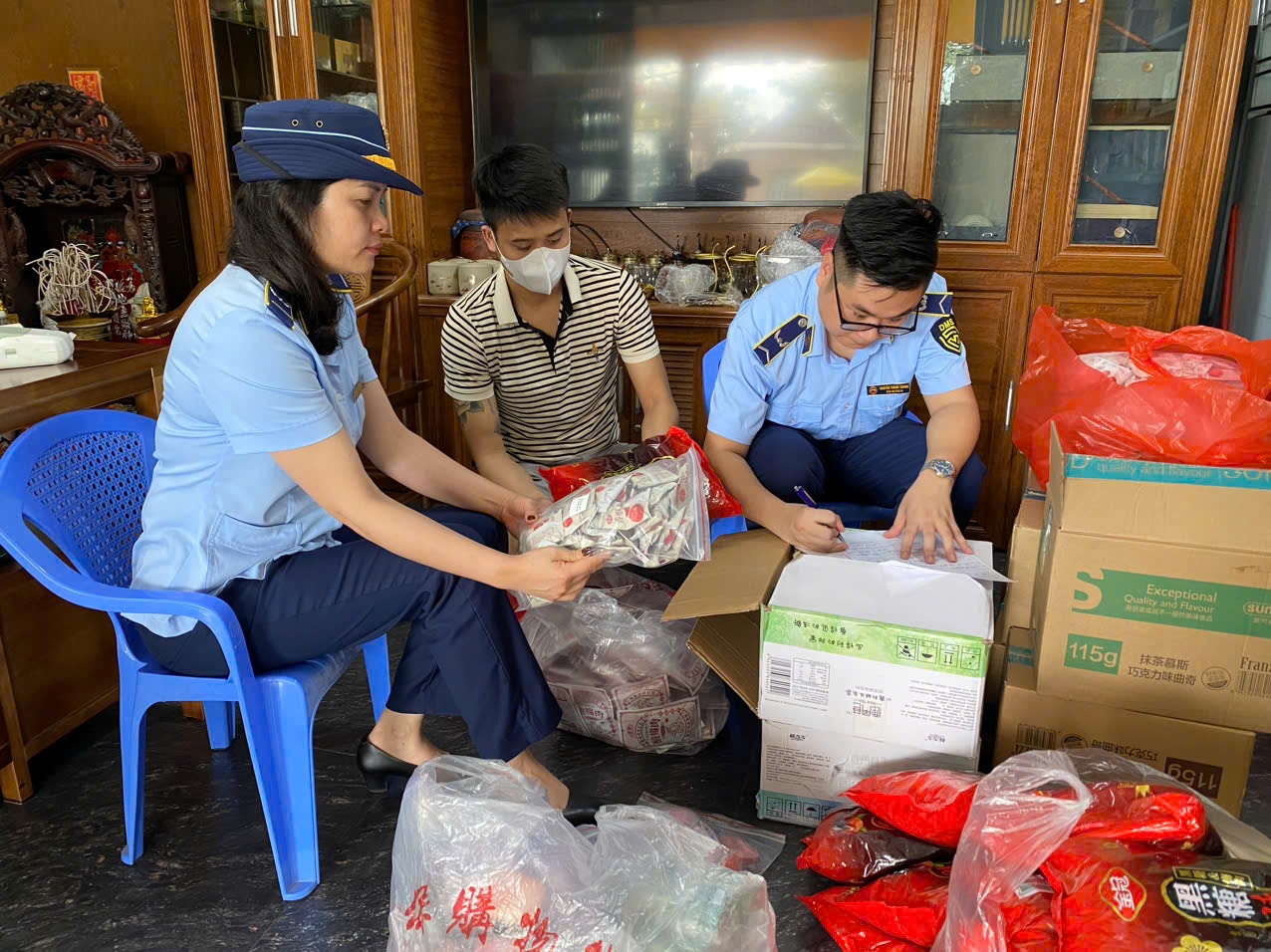 Tiêu hủy 5.823 sản phẩm thực phẩm nhập lậu khi bán trên sàn TMĐT