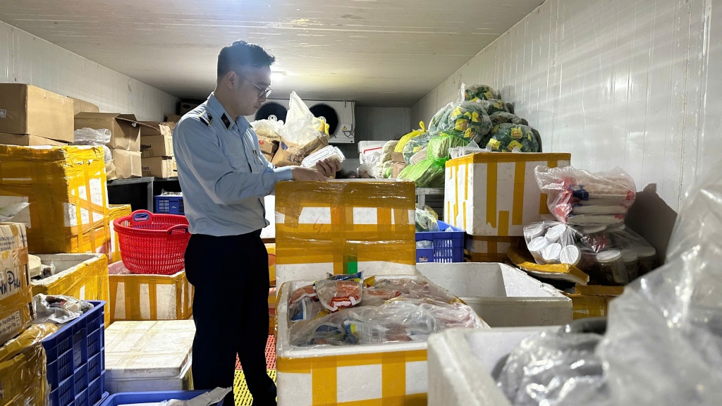 Liên tiếp phát hiện thực phẩm đông lạnh không rõ nguồn gốc xuất xứ