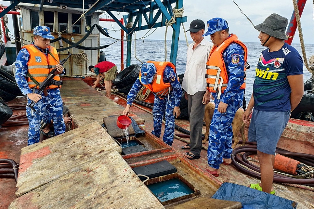 Lực lượng chức năng Bộ Tư lệnh Vùng Cảnh sát biển 4 kiểm tra hàng hóa vi phạm trên tàu TG 91387 TS.