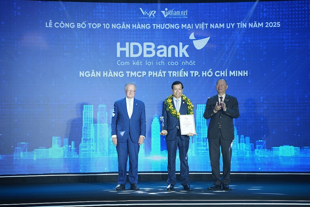 Giáo sư John Quelch - Phó hiệu trưởng trường đại học Duke Kunshan, nguyên Phó hiệu trưởng Trường kinh doanh Harvard và ông Nguyễn Anh Tuấn - Đồng sáng lập, đồng chủ tịch Diễn đàn toàn cầu Boston trao cúp và chứng nhận cho đại diện HDBank