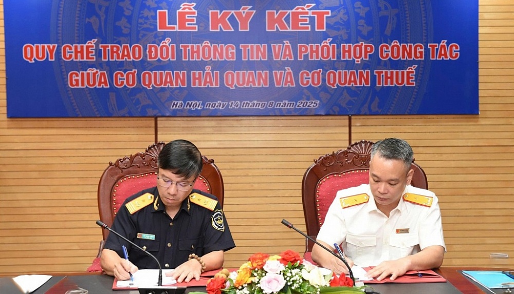 Lãnh đạo hai đơn vị ký kết Quy chế mới.
