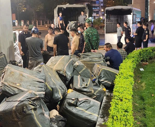 Hải quan cửa khẩu quốc tế Lào Cai chủ trì bắt giữ hơn 10 tấn thực phẩm đông lạnh