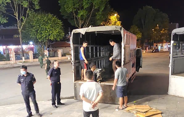 Hải quan cửa khẩu quốc tế Lào Cai chủ trì bắt giữ hơn 10 tấn thực phẩm đông lạnh