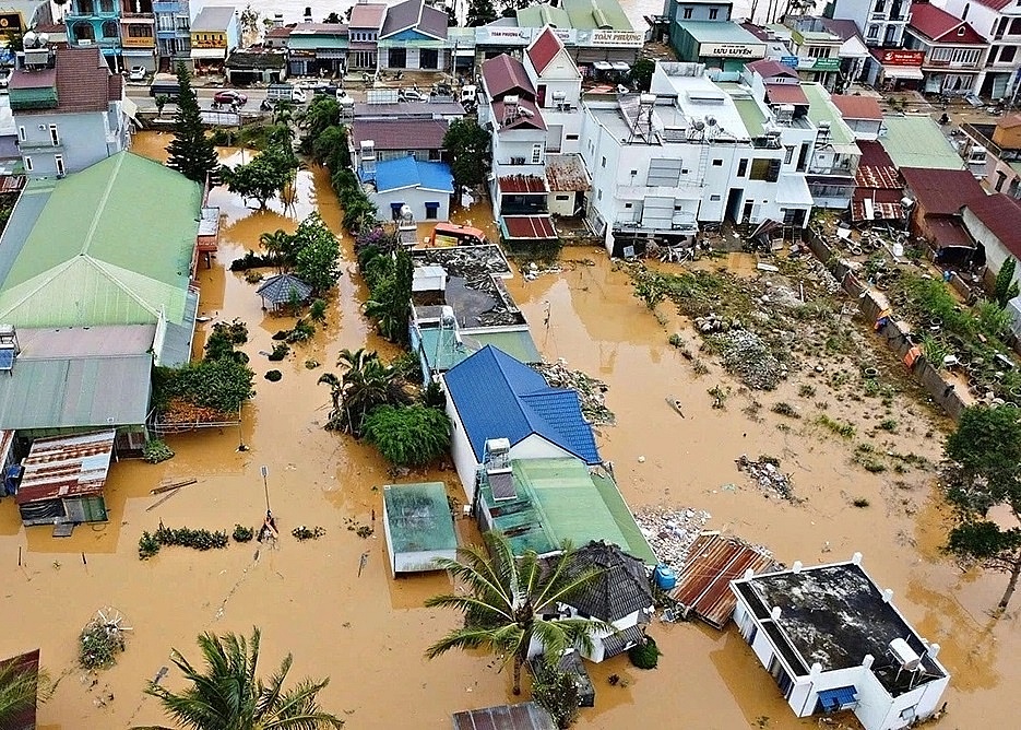 Bảo đảm nguồn cung hàng hóa thiết yếu cho người dân vùng lũ