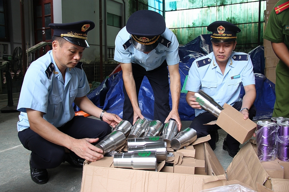 Hải quan Tân Thanh bắt giữ lô hàng cốc giữ nhiệt giả mạo xuất xứ Thái Lan. 	Ảnh: H.Nụ