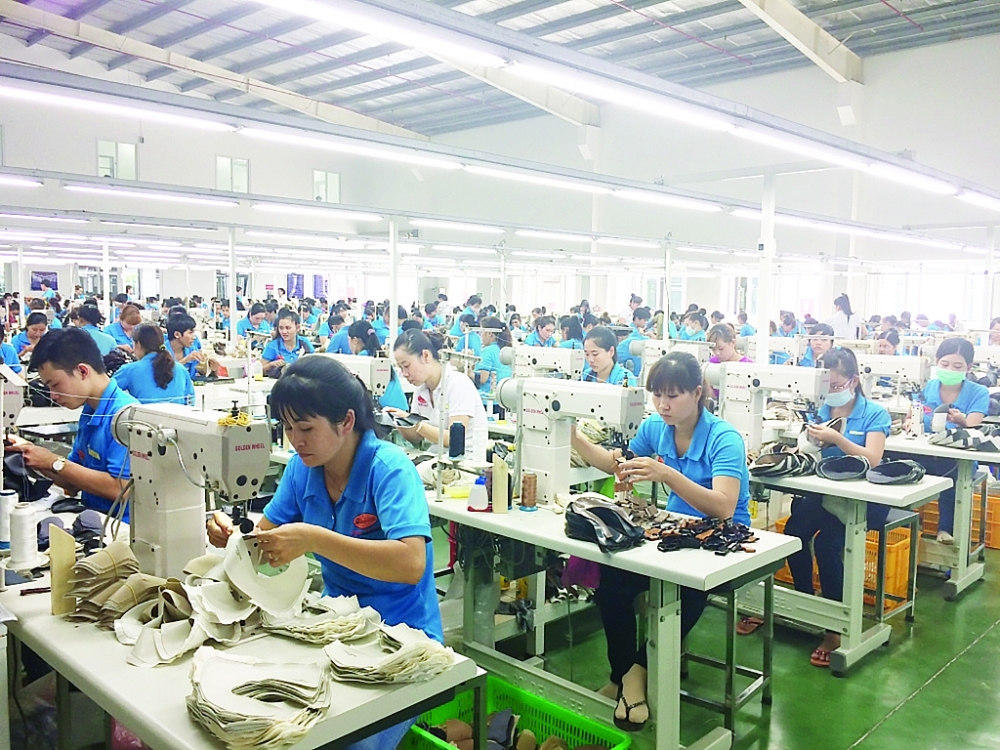 DN trong nước đã chủ động được 60% nguồn nguyên liệu cho sản xuất da giày, túi xách. 	Ảnh: N.Huế