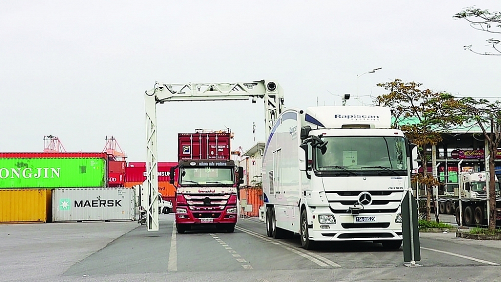 Máy soi container di động thực hiện hoạt động soi chiếu tại cảng Tân Vũ, Hải Phòng. 	Ảnh: Thái Bình