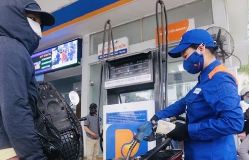 Xăng dầu đồng loạt tăng giá, RON95-III vượt 24.000 đồng/lít