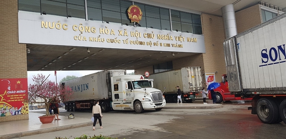 Hàng hóa xuất nhập khẩu qua cửa khẩu quốc tế đường bộ số II Kim Thành dịp tết Tân Sửu. 	Ảnh: Hải quan cửa khẩu quốc tế Lào Cai.