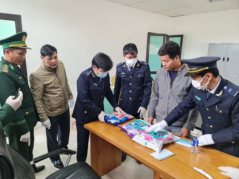 Lực lượng Hải quan tổ chức khám xét hành lý chứa ma túy ngày 10/1/2023.  	Ảnh do Hải quan Quảng Trị cung cấp.