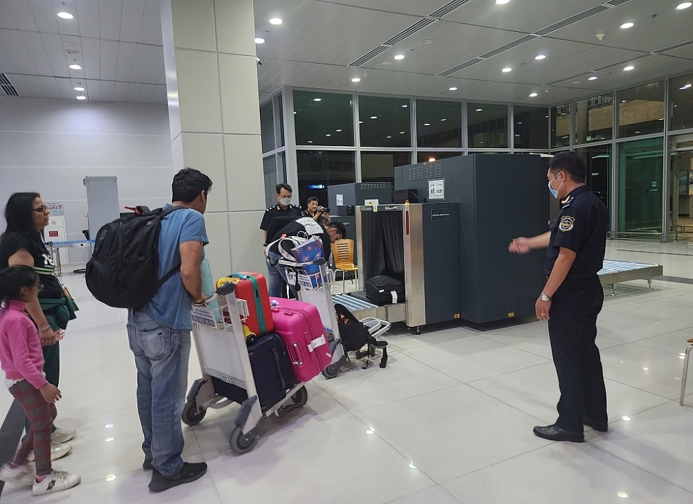 Công chức Chi cục Hải quan Phú Quốc (Cục Hải quan Kiên Giang) hướng dẫn hành khách thực hiện thủ tục kiểm tra hành lý nhập cảnh