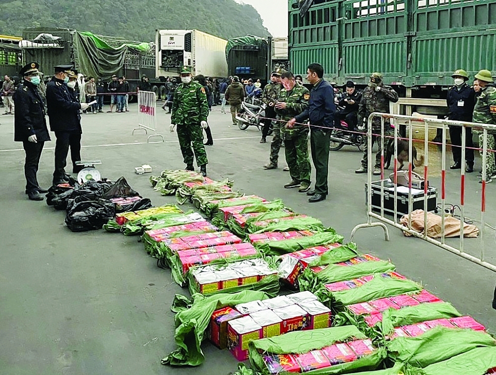 Ngày 27/1/2023, Chi cục Hải quan Tân Thanh phát hiện và bắt giữ xe tải đang cất giấu 342 kg pháo nổ  	Ảnh: Minh Toàn