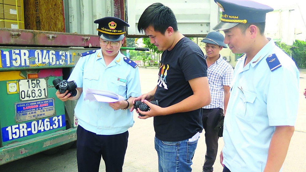 Công chức Chi cục Hải quan KCN Bắc Thăng Long kiểm tra hàng hóa XNK.	 Ảnh: N.Linh