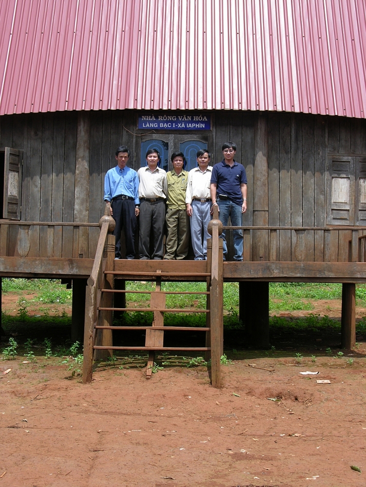 Nhà báo Hoàng Tuấn Anh (ngoài cùng bên phải) trong chuyến công tác tại xã Iaphìn, huyện Chưprông, Gia Lai-Kon Tum (năm 2004)