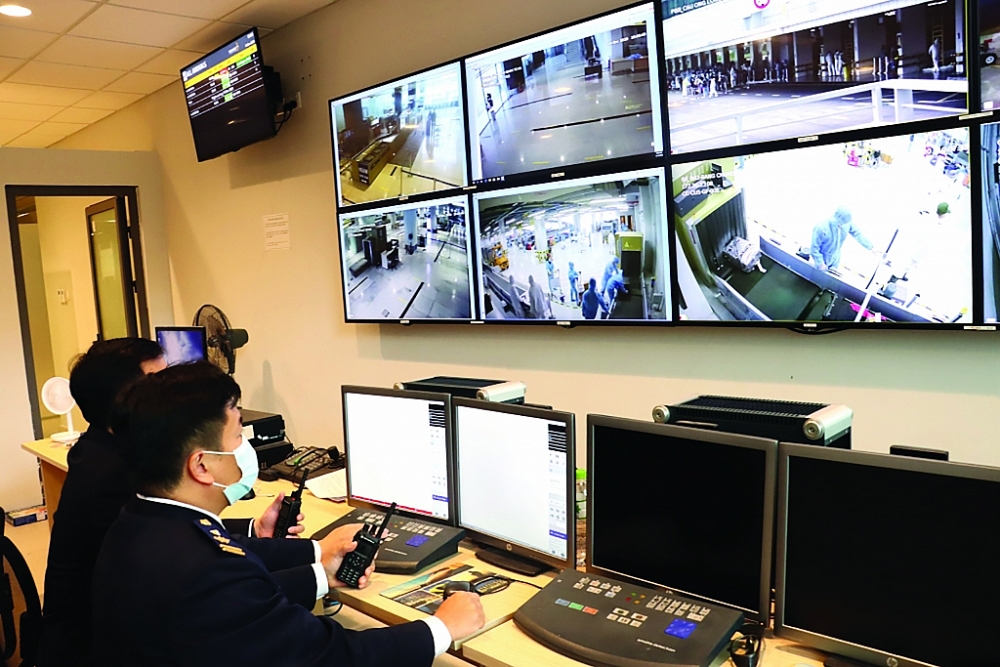Hoạt động nghiệp vụ của Tổ công tác Hải quan sân bay Vân Đồn ngày 17/1/2021. 	Ảnh: Quang Hùng
