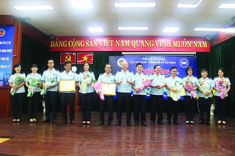 Lãnh đạo Cục Hải quan TPHCM khen thưởng các tập thể, cá nhân Chi cục Hải quan sân bay quốc tế Tân Sơn Nhất. 	Ảnh: T.H