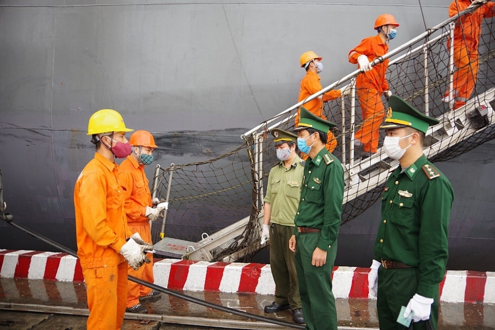 Lực lượng chức năng kiểm tra, giám sát tàu thuyền neo đậu tại cảng Hải Phòng